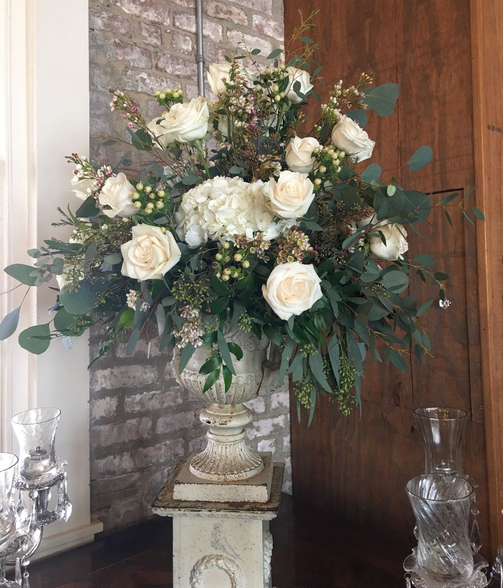 white rose table arrangement